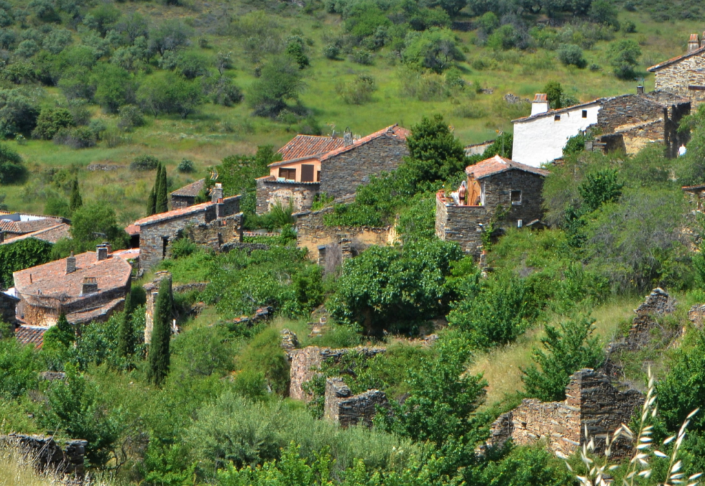 Beste Wanderwege Madrid: Dorf auf dem Weg des Patones de Arriba