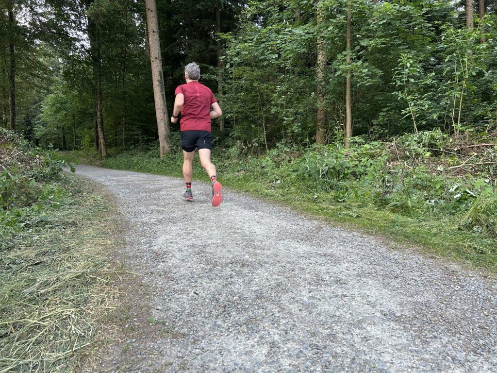 Läufer in Montane Slipstream Twin Skin Shorts auf dem Trail