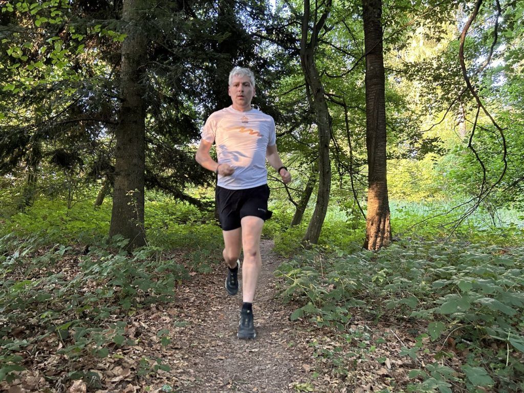 Trail Runner mit Montane Slipstream Twin Skin Shorts auf Wald-Trail