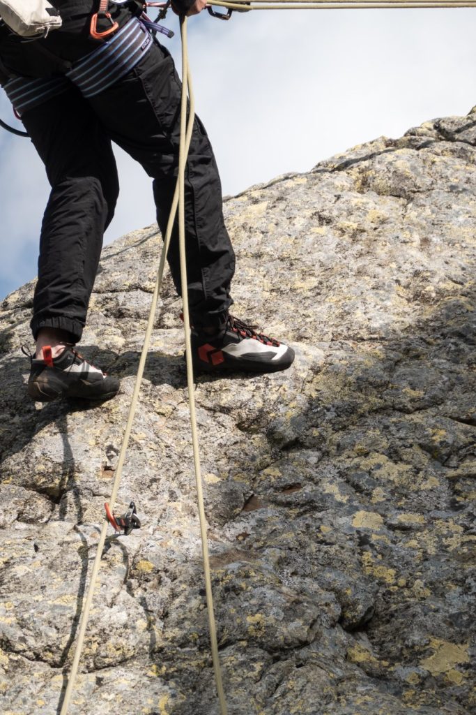 Black Diamond Aspect Pro Climbing Shoes auf rauem Terrain.