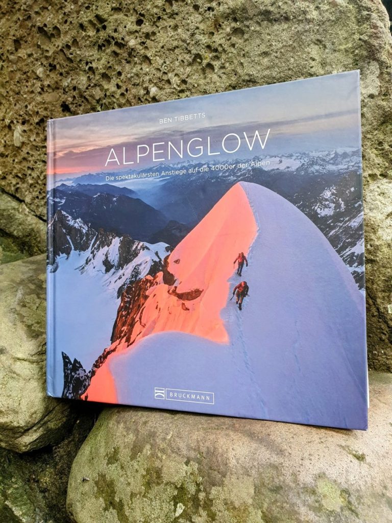 Alpenglow Buch Cover auf Fels