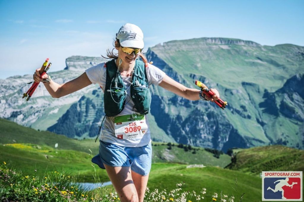 Trailrunnerin mit der Spektrum Klinger Sportsonnenbrille bei einem Wettkampf