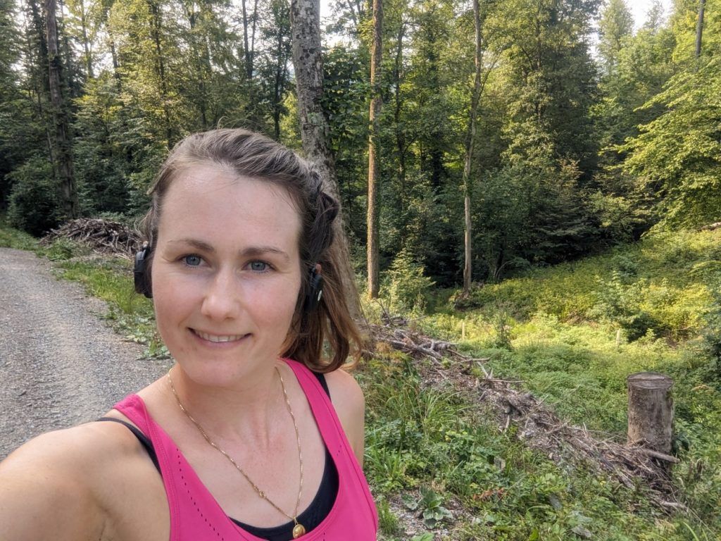 Aktive Frau mit Kopfhörer beim MIIEGO AL3+ Freedom Woman Test