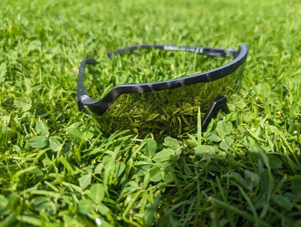 Spektrum Klinger Sportsonnenbrille im grünen Gras