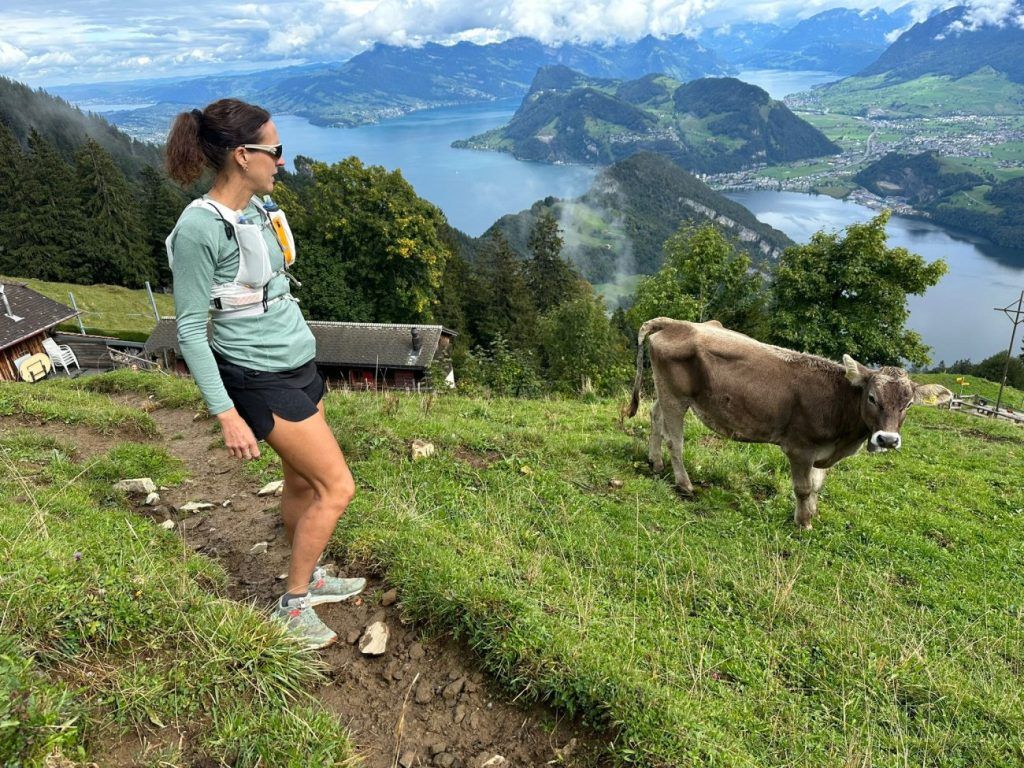 Trailrunnerin mit dem Montane Dart Long Sleeve T-Shirt unterwegs, leicht und schnelltrocknend.