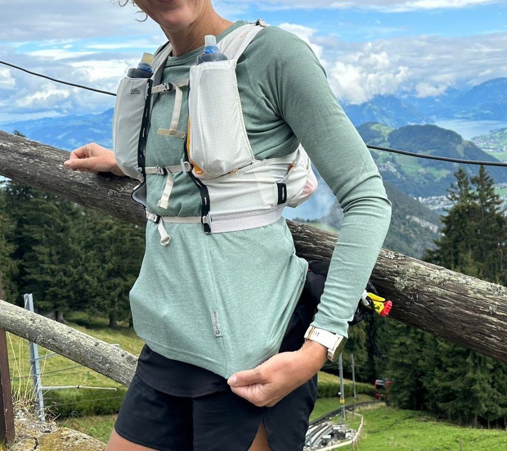 Nahaufnahme des Montane Dart Long Sleeve T-Shirt während einer Wanderung, bequem und funktional.