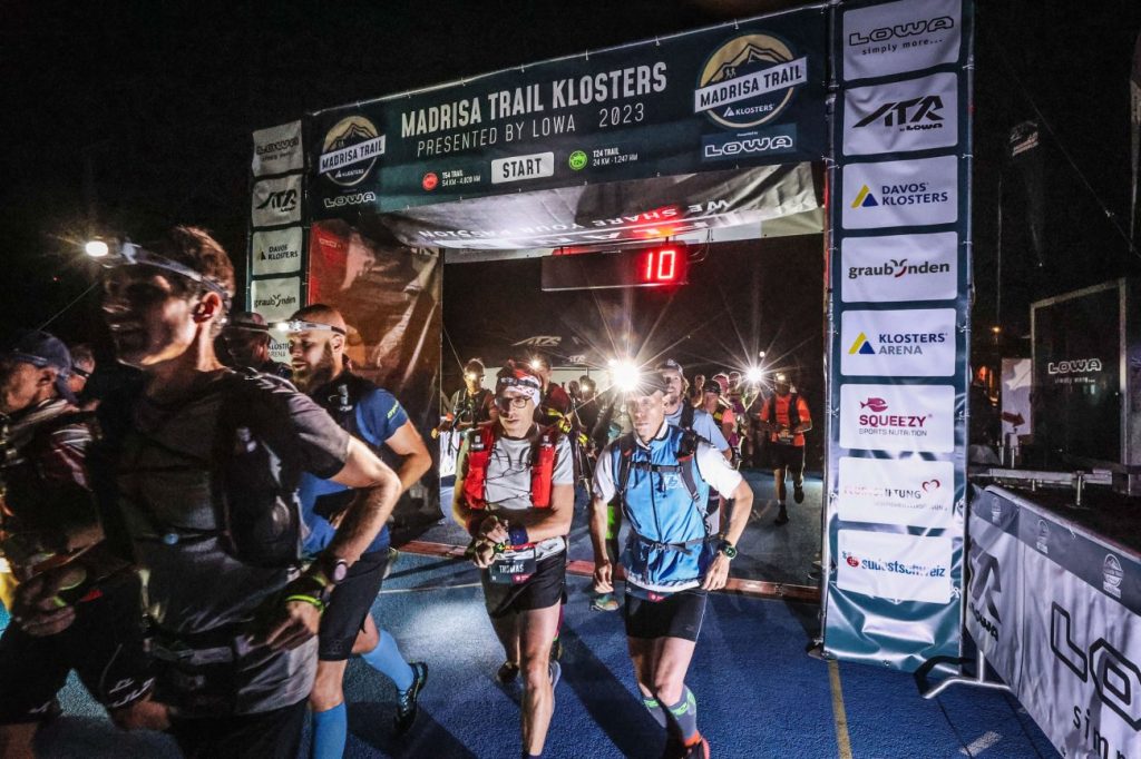 Madrisa Trail Klosters 2023 Startlinie mit aufgeregt wartenden Läufern im Dunklen