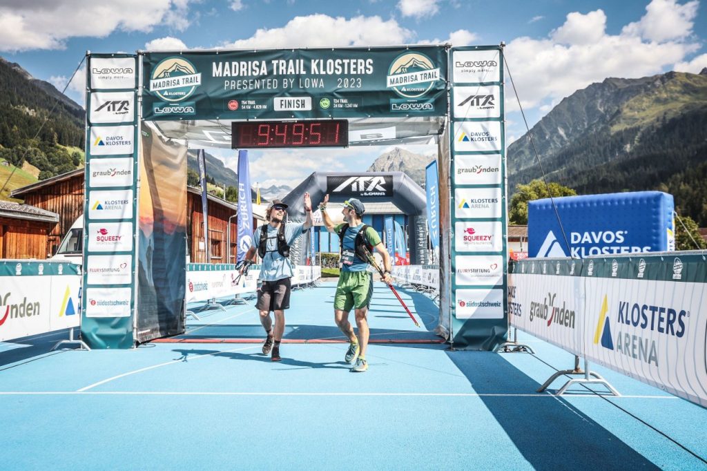 Zwei Läufer – auch der Autor des Berichts – im Zieleinlauf beim Madrisa Trail Klosters 2023 K54
