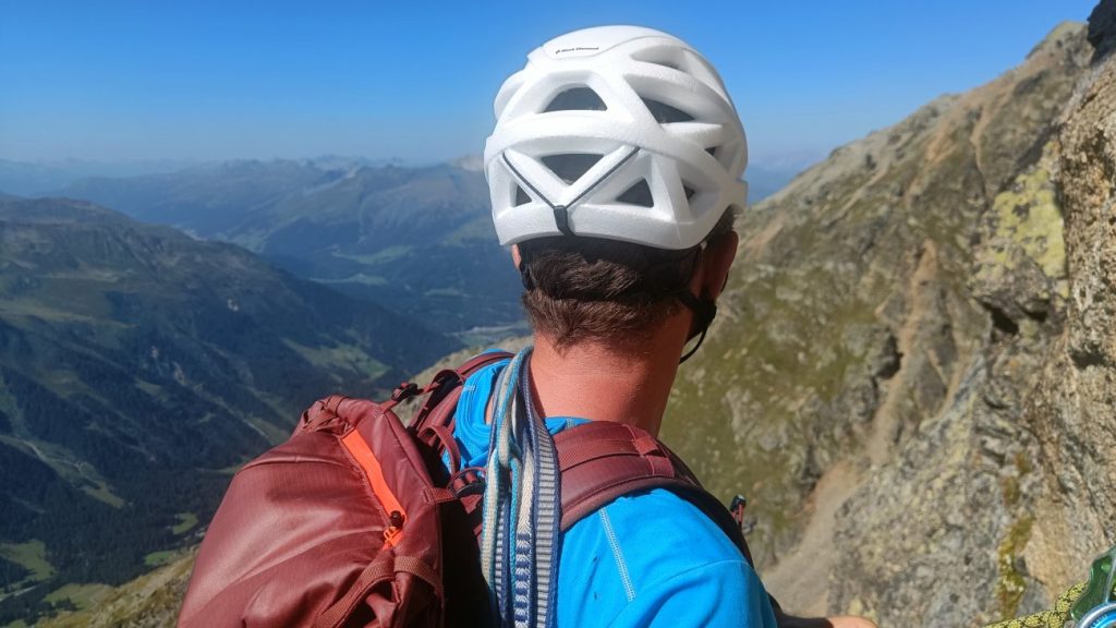 Kletterer mit Black Diamond Vapor Helmet von hinten