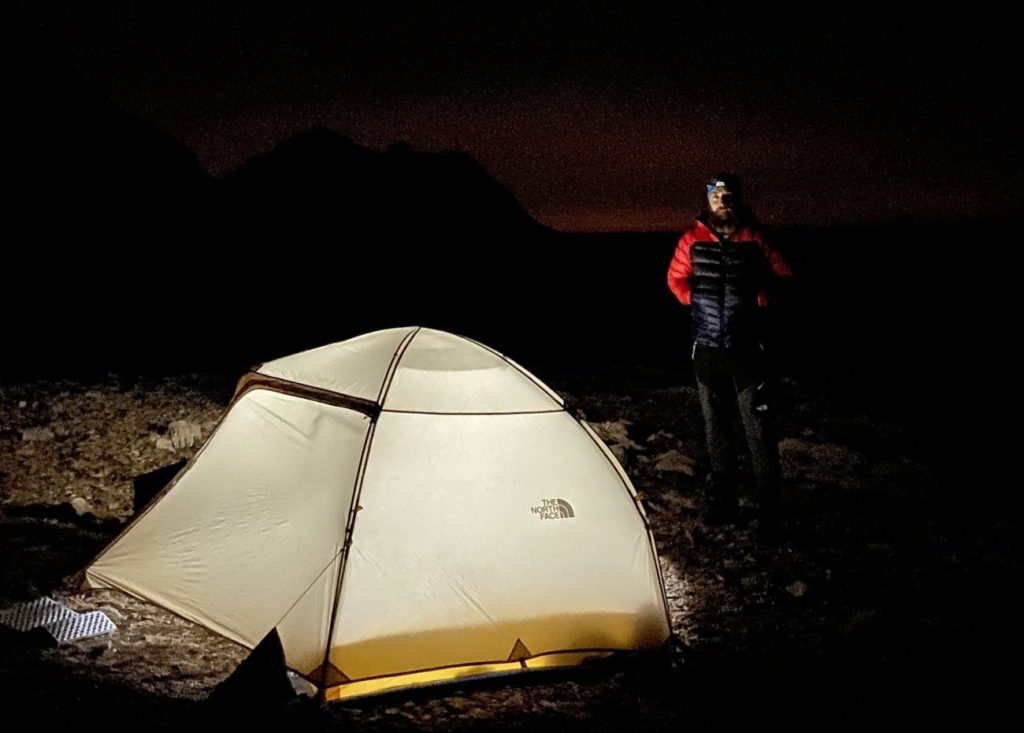 The North Face Trail Lite 2 in den Schweizer Bergen aufgestellt und fotografiert bei Nacht.