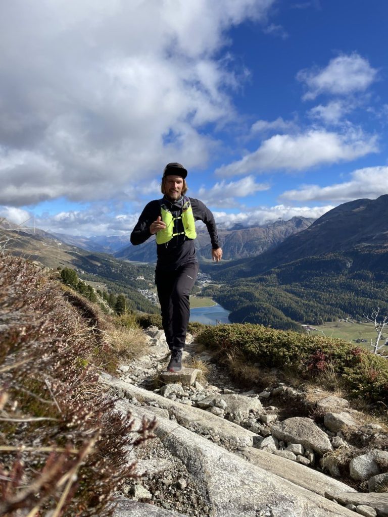 Trailrunner mit The North Face Summit Run Race Day Weste in Aktion