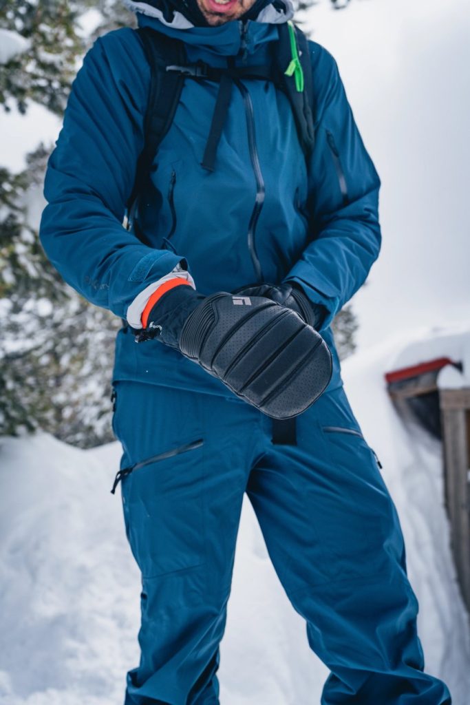 Splitboarder im Schnee trägt Black Diamond Skihandschuhe Progressions Mitts