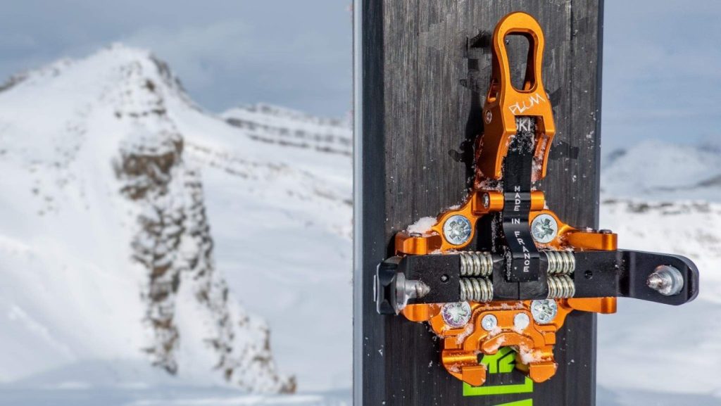 PLUM Bindungen – eine Skitourenbindung der Marke auf einem Ski, Nahaufnahme