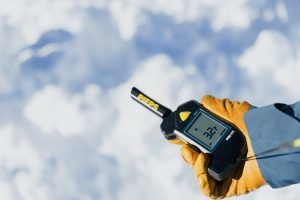 Das neue LVS PIEPS PRO IPS in der Hand im Schnee