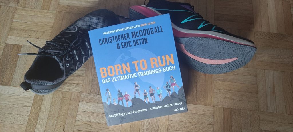 Cover des Born to Run Trainingsbuchs mit Laufschuhen