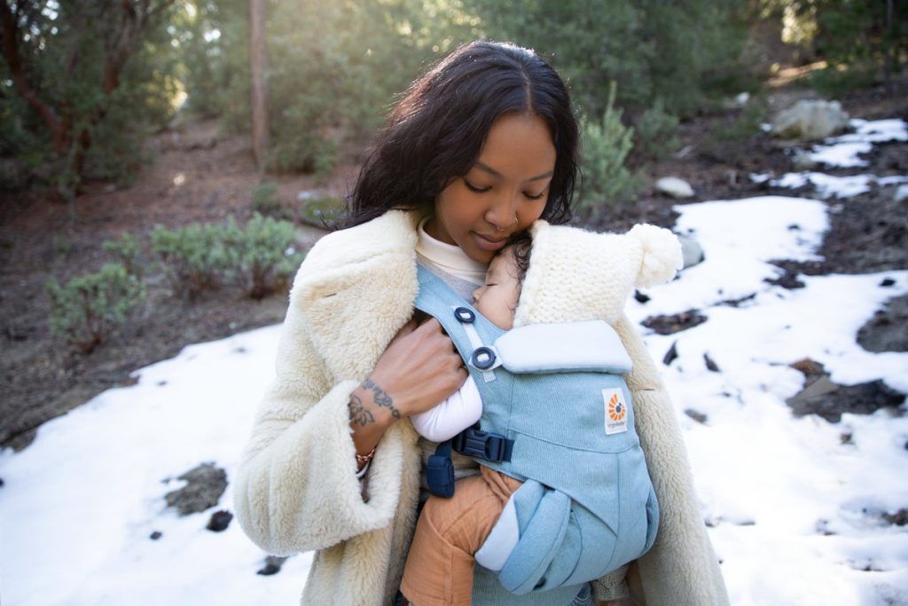 Babys, die noch nicht sitzen können, sind beim Wandern am besten in einer Rückengerechten Kindertrage Wandern aufgehoben.