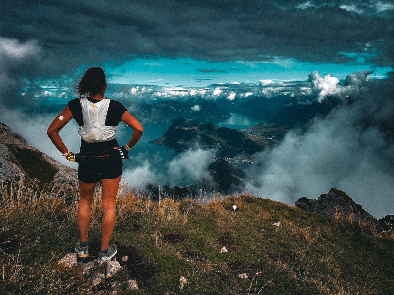 Trailrunnerin mit Supersapiens Glukose Biosensor während des Trainings