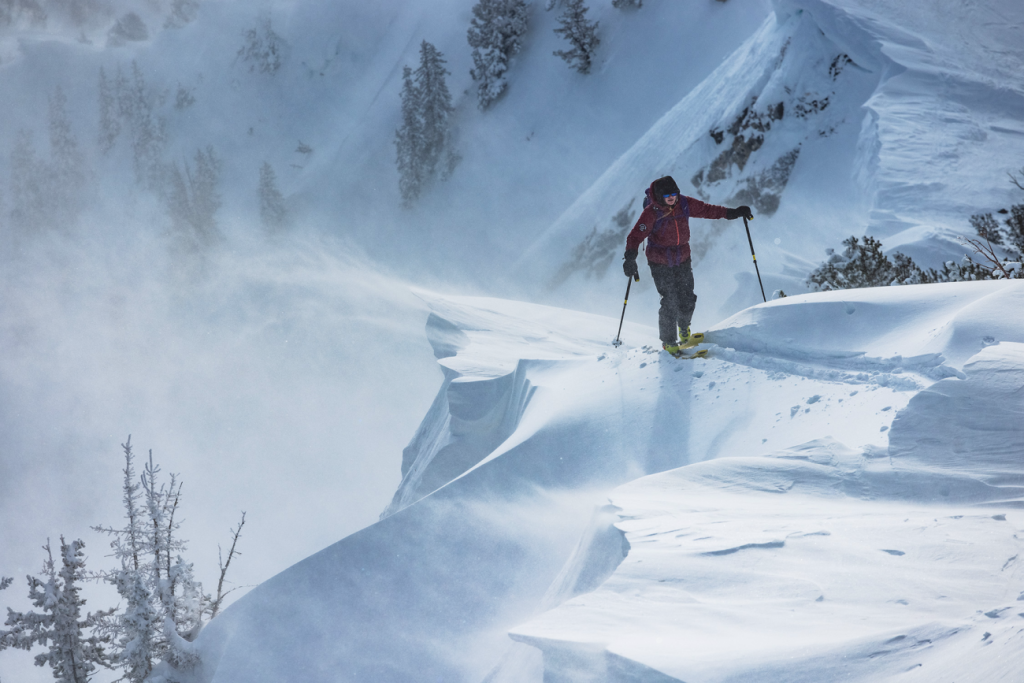 Person auf schroffer Skitour mit Schneeverwehungen aus dem Film The Meaningless Pursuit of Snow