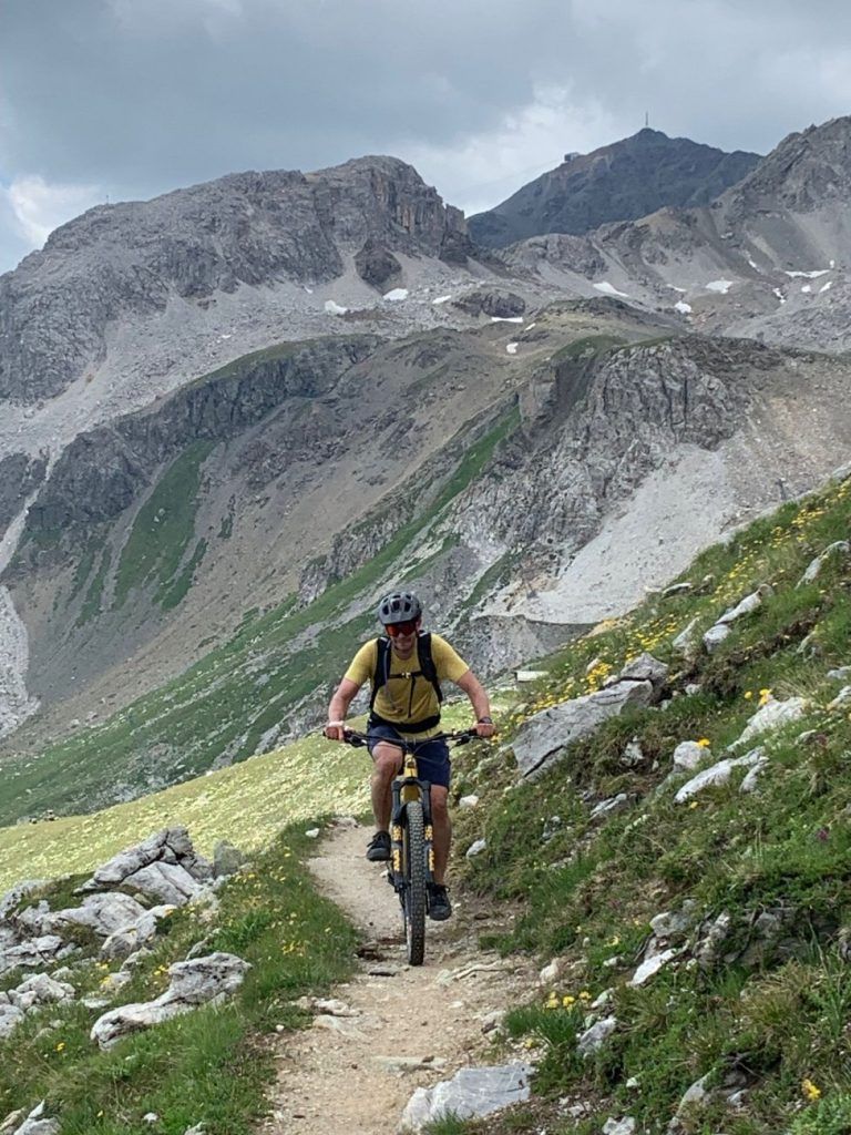 Artilect Sprint T-Shirt in Aktion beim Mountainbiken