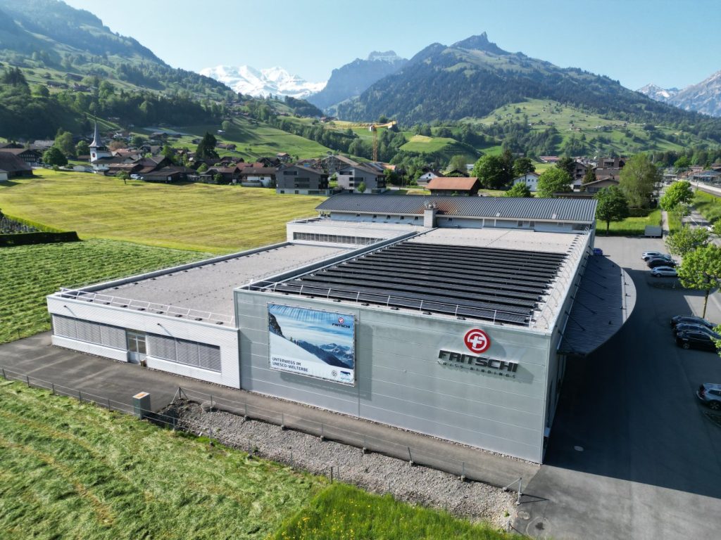 Das moderne Produktionsgebäude zeigt den Einsatz für Nachhaltigkeit bei Fritschi AG Swiss Bindings