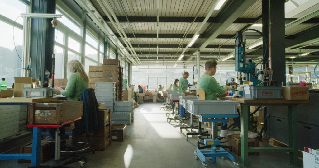 Mitarbeiter in der Produktion als Bild für Nachhaltigkeit bei Fritschi AG Swiss Bindings
