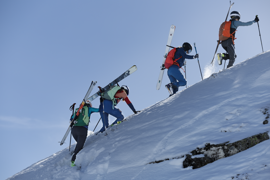 Skitourengeher*innen mit dem deuter Updays Skitourenrucksack zu Fuss im Aufstieg