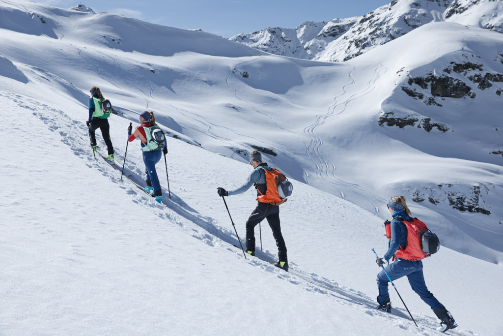 Skitourengeher*innen mit dem deuter Updays Skitourenrucksack im Aufstieg vor winterlicher Berglandschaft