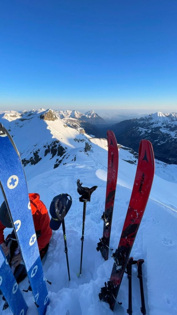 Langlebige Skitourenbindungen mit Skiern im Schnee als Symbol für Nachhaltigkeit bei Fritschi AG Swiss Bindings