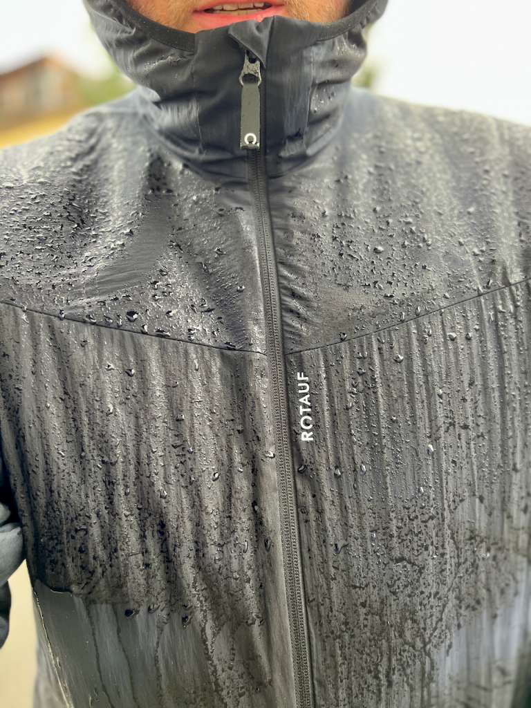 Die Rotauf Insulation Jacke 120 Herren mit Kapuze im Regen