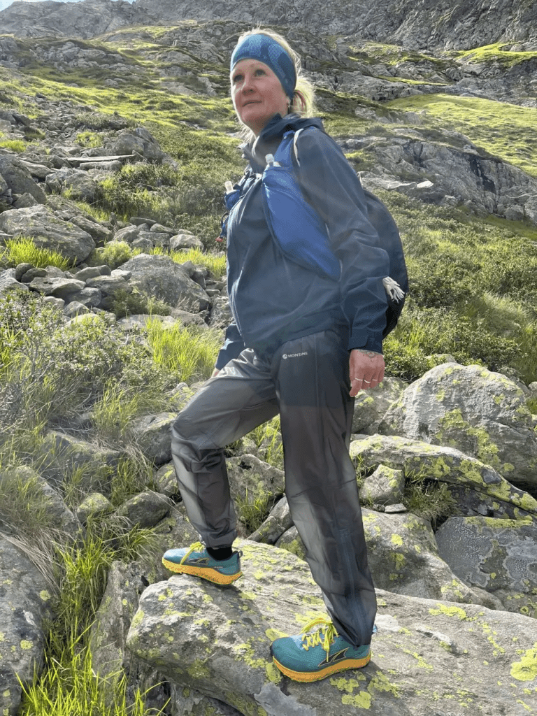 Die Montane Unisex Minimus Nano Pull-Over Waterproof Pants im Einsatz beim Trail Running in den Schweizer Alpen