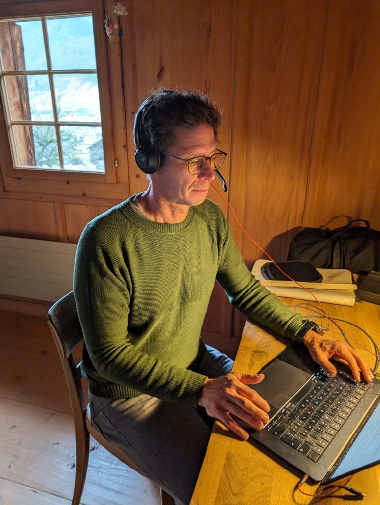 Vielseitiger Rotauf Eco Merino Pullover für Bergtouren und Büro