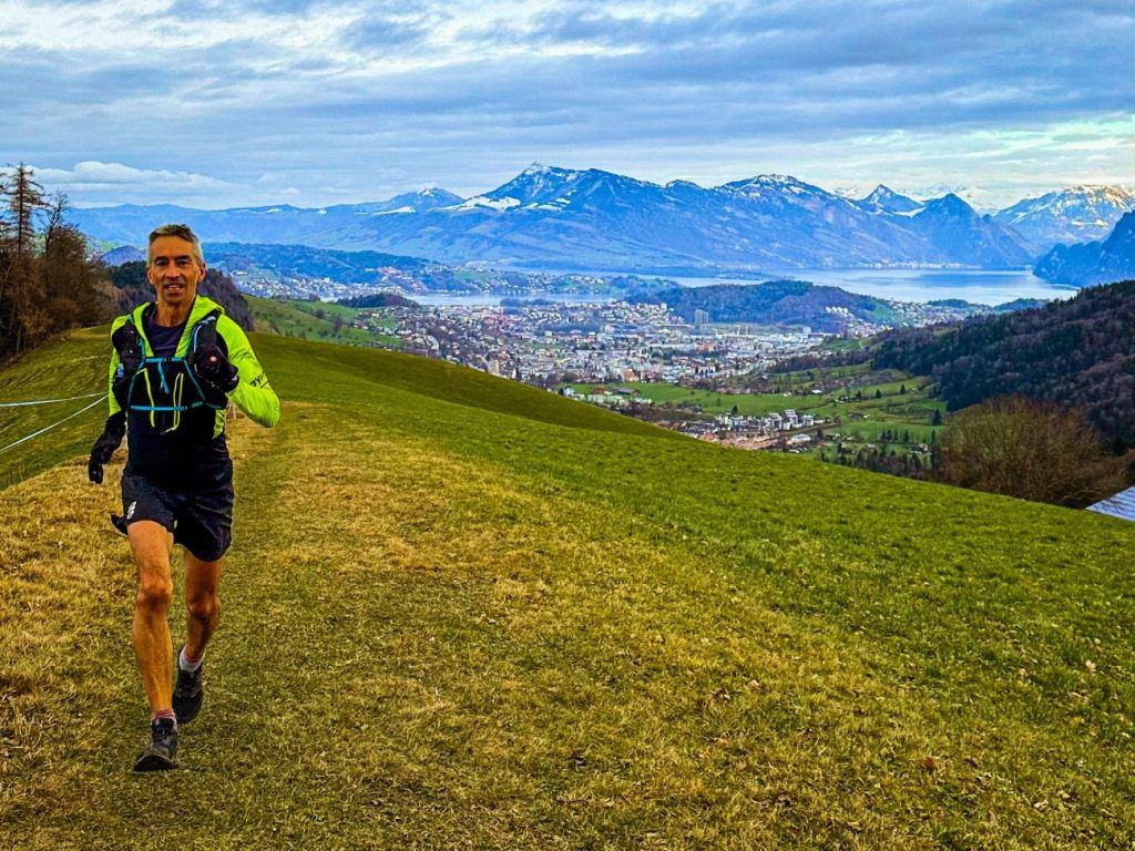 CamelBak Ultra Pro Vest im Einsatz auf einem Trailrun mit minimalem Gewicht und praktischen Flasks.