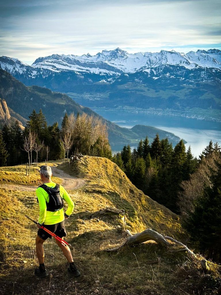 Trailrunner mit der CamelBak Ultra Pro Vest beim Absteig in den Bergen, ideal für Hydration und Komfort.