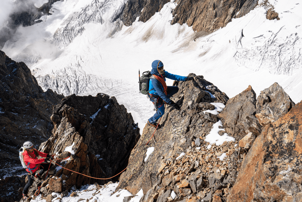 Exped Alpinrucksack Black Ice in alpiner Landschaft