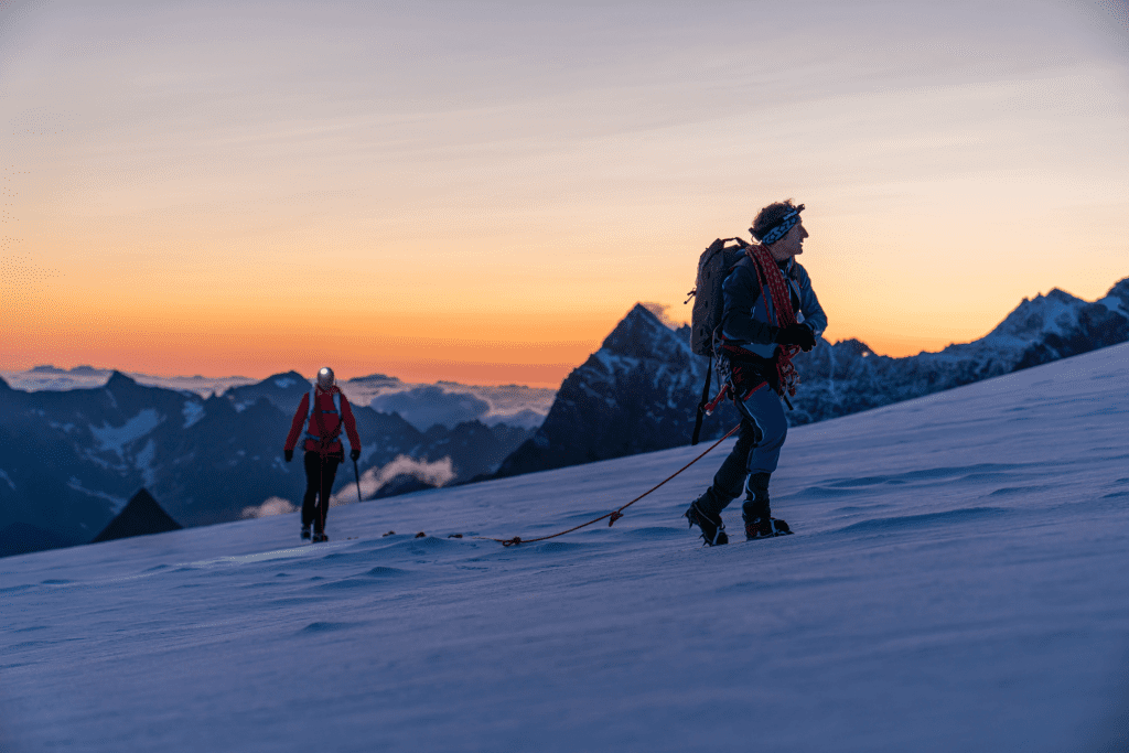 Exped Alpinrucksack Black Ice in alpiner Landschaft in der Morgendämmerun