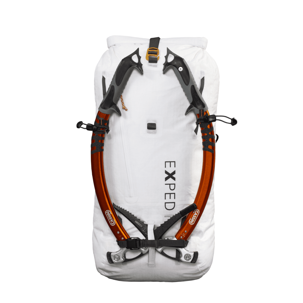 Frontansicht des robusten Whiteout Rucksacks mit 2 Eisgeräten
