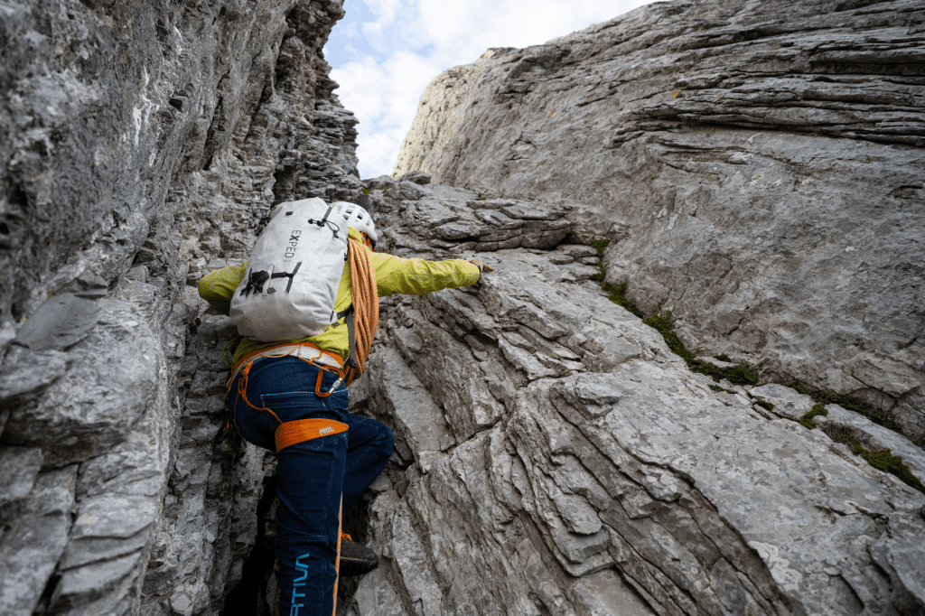 Kletterer mit Exped Alpinrucksack Whiteout