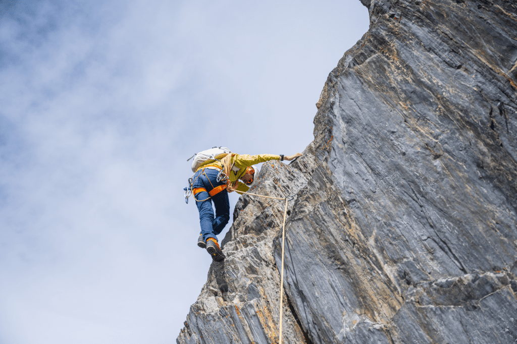Kletterer mit Exped Alpinrucksack Whiteout