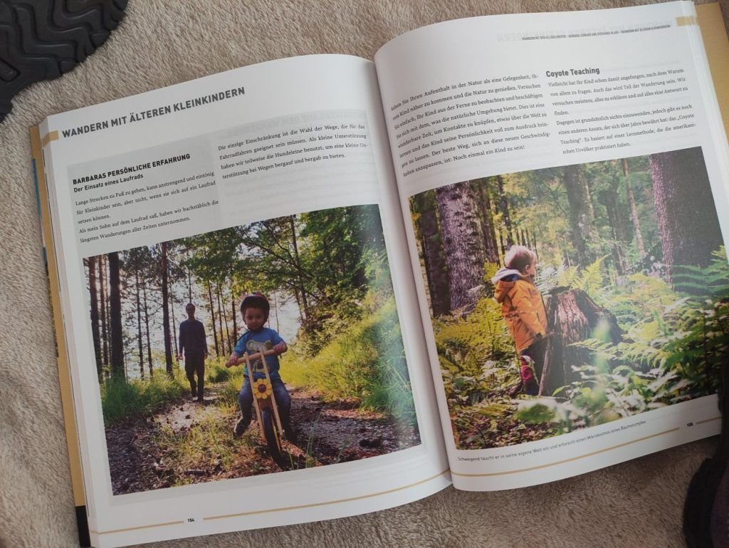 Familien beim Wandern in der Natur, thematisiert in Wandern mit den Allerkleinsten
