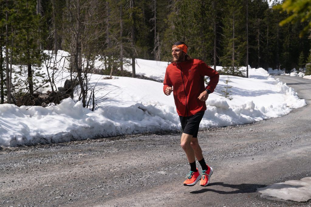 CRAFT Xplor Hybrid beim Frühlingslauf durch den Wald