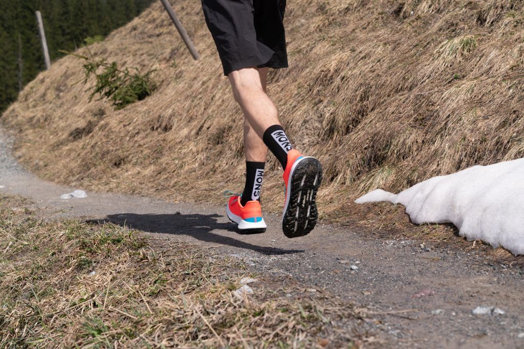 Laufschuh CRAFT Xplor Hybrid auf Wanderpfad