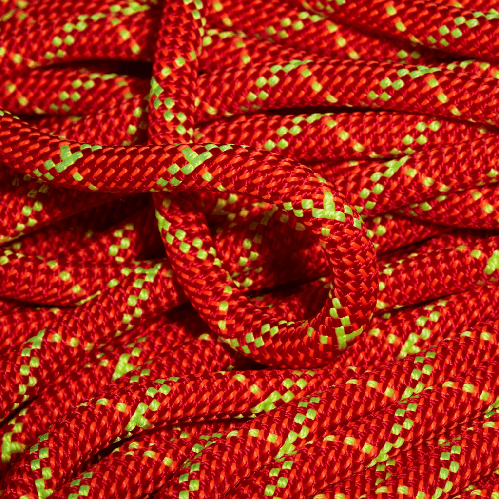 Rotes Mammut Core Protect Rope: Detailaufnahme eines roten Mammut Core Protect Rope mit grünem Muster.