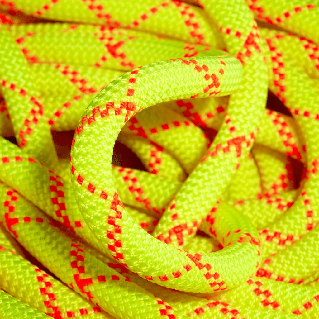 Gelbes Mammut Core Protect Rope: Detailaufnahme eines gelben Mammut Core Protect Rope mit rotem Muster.