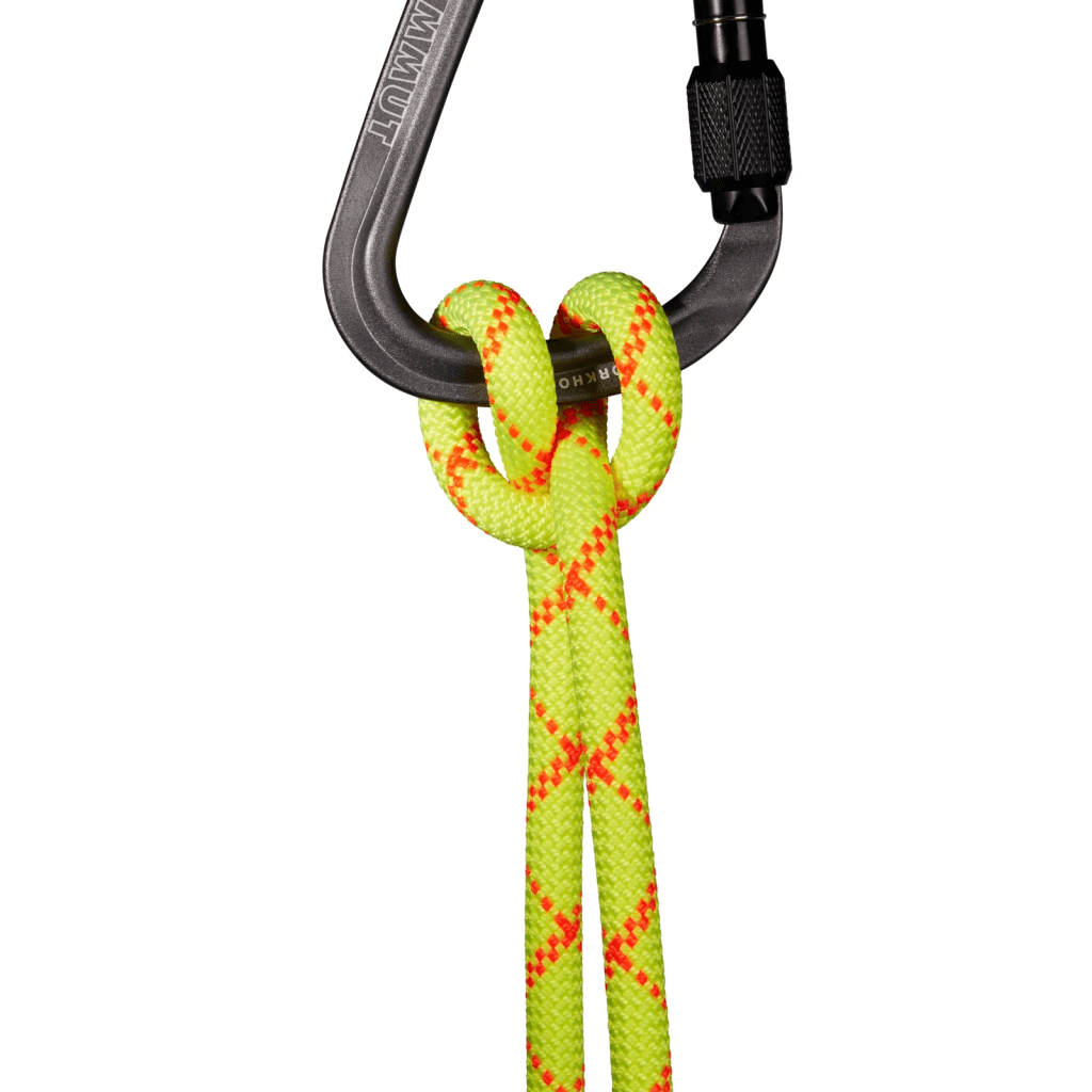 Mammut Core Protect Rope mit Karabiner: Nahaufnahme eines Mammut Core Protect Rope mit einem Knoten an einem Karabiner.