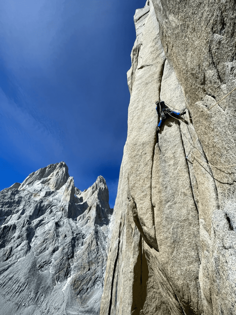 Kletterer an einer steilen Felswand, gesichert mit Mammut Core Protect Rope. Foto: Jonas Schild