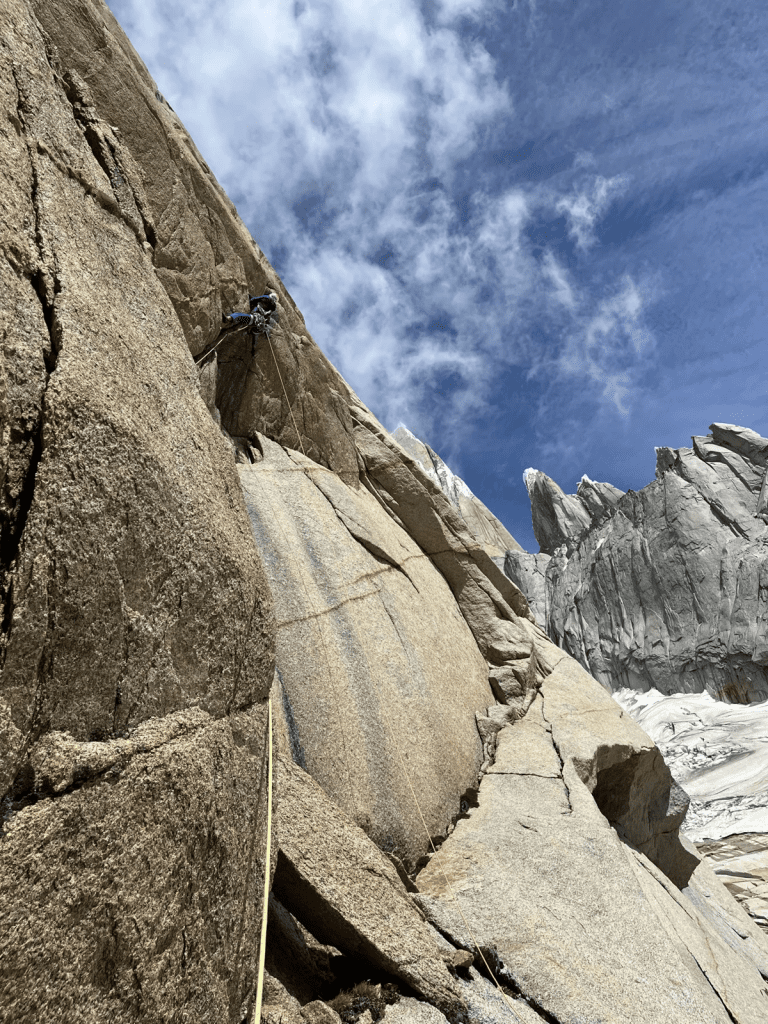 Kletterer an einer Felswand, gesichert mit Mammut Core Protect Rope. Foto: Jonas Schild