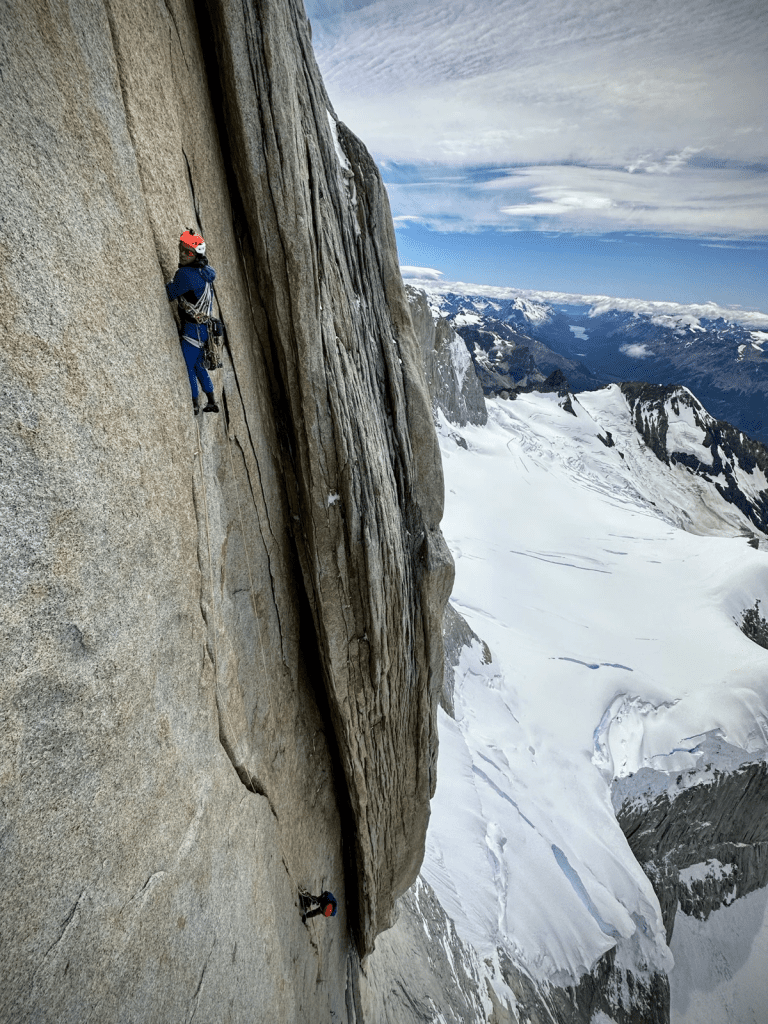 Kletterer an einer Felswand, gesichert mit Core Protect Rope. Foto: Jonas Schild