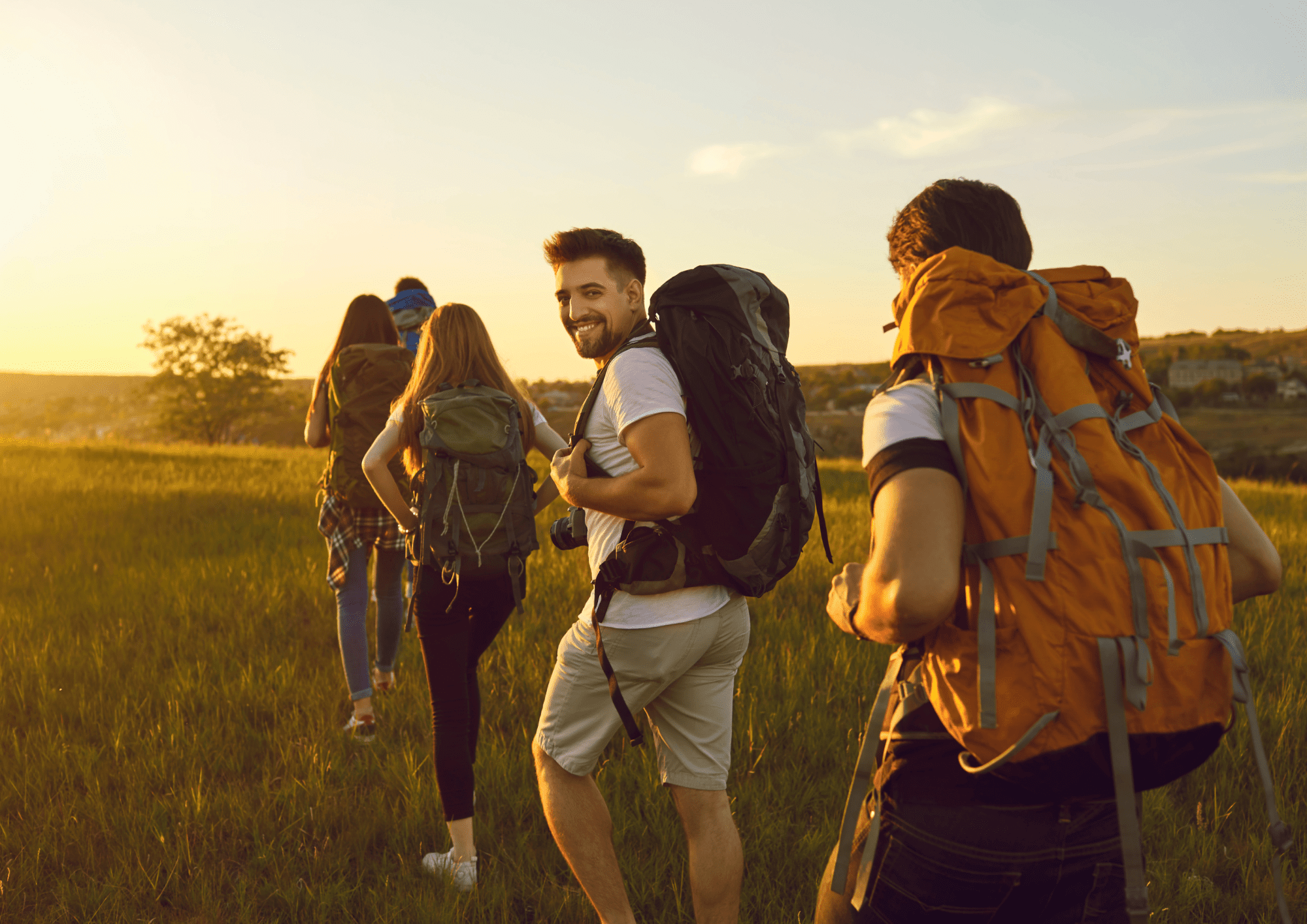 Aktivurlaub für Anfänger: Vier Wanderer auf einem Bergpfad.