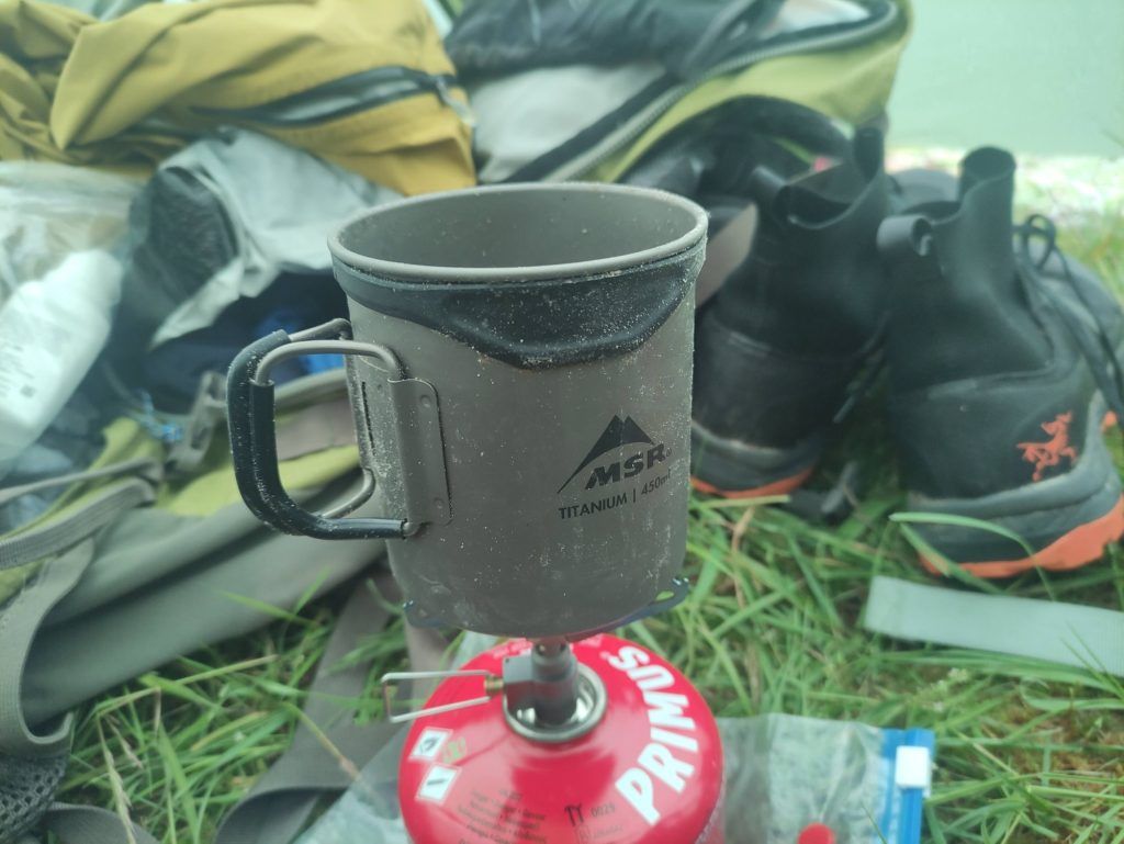 MSR Titan Tasse auf einem Kocher bei einem Outdoor-Abenteuer verwendet