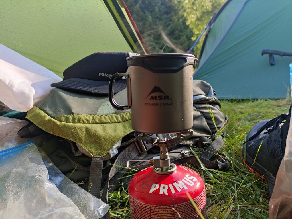 MSR Titan Tasse (450 ml) mit klappbaren Griffen und Volumenskala auf einem Kocher